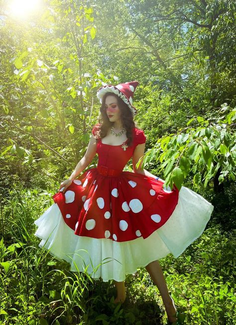 Mushroom Outfit, Detailed Fashion, Traditional Goth, Mushroom Costume, Tudor Period, Ren Faire Outfits, Fairy Cosplay, Dresses With Lace, Fair Outfits