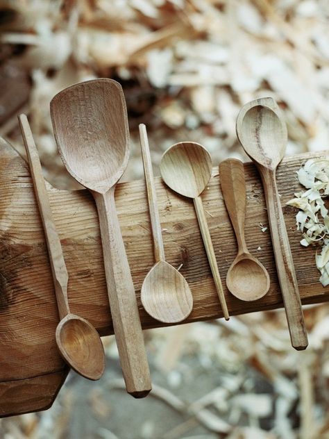 Christmas Woodworking, Bowl Carving, Wooden Spoon Carving, Hand Carved Wooden Spoons, Wood Spoon Carving, Rustic Woodworking, Spoon Art, Carved Spoons, Green Woodworking