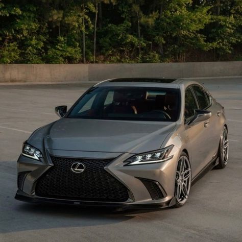 Lexus Es 300h, Dream Cars Lexus, Luxury Car Photos, Bmw Black, Car Goals, Lexus Is250, Lexus Es, Lexus Cars, Car Showroom