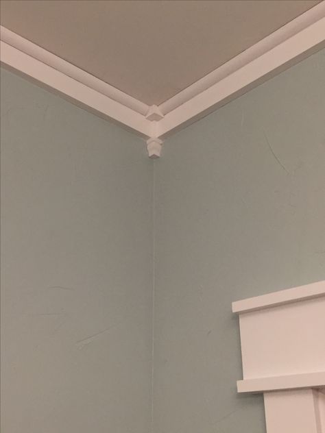 Quarter Round Trim Ideas, Farmhouse Trim, Molding Ceiling, Trim Carpentry, Ceiling Trim, Carpet Room, Trim Ideas, Beach House Bedroom, Corner Moulding