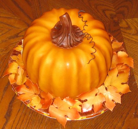 2 Bundt cakes - easy peasy. Fondant leaves and pumpkin airbrushed. I wish the camera had picked up how pretty the gold pearl dust airbrushed... Dessert Table Treats, Table Treats, Fondant Leaves, Halloween Pumpkin Cake, Halloween Dessert Table, Halloween Torte, Chocolate Pumpkin Cake, Pumpkin Bundt, Easy Bundt Cake