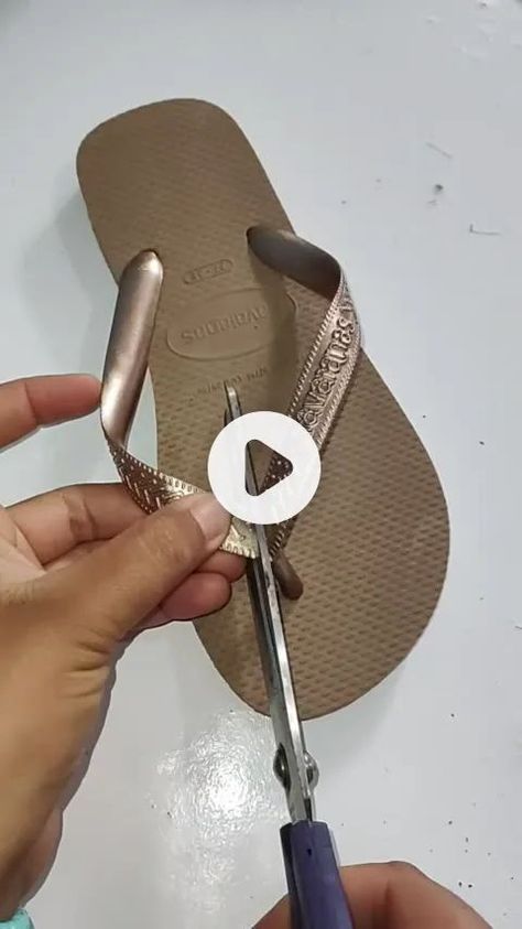 Diy Lace Up Sandals, Diy Crochet Sandals, Leather Shoe Repair, How To Make Slippers, Flip Flop Crafts, Flip Flops Diy, Shoe Accessories Diy, Handmade Shoes Pattern, Upcycle Shoes