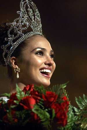 Thoughts of Miss Universe 2000 Miss Universe 2000, Miss Universe India, Dayanara Torres, Miss Universe Crown, Miss Philippines, Lara Dutta, Pageant Crowns, Entertainment News Celebrities, Miss India