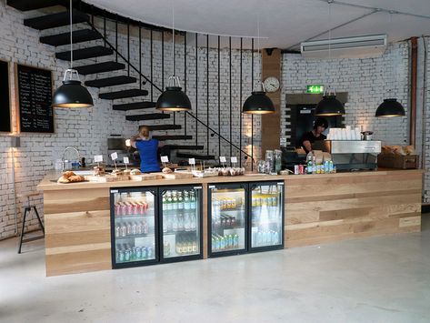 Shoreditch Grind - not so much for the refs, but for the way they break the flow of the counter Coffeshop Design, Juice Bars, Coffee Counter, Cafe Counter, Display Counter, Sandwich Shop, Counter Design, Coffee Shop Design, Cafe Style