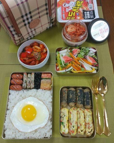 Lunch Box Korean Bento Box Lunches, Lunch Box Korean, Chinese Lunch Box Ideas, Bento Korean, Korean Food Lunch Boxes, Korean Lunch Box Ideas, Bento Box Lunch Ramen, Japanese Bento Box Lunch Aesthetic, Korean Lunch Box