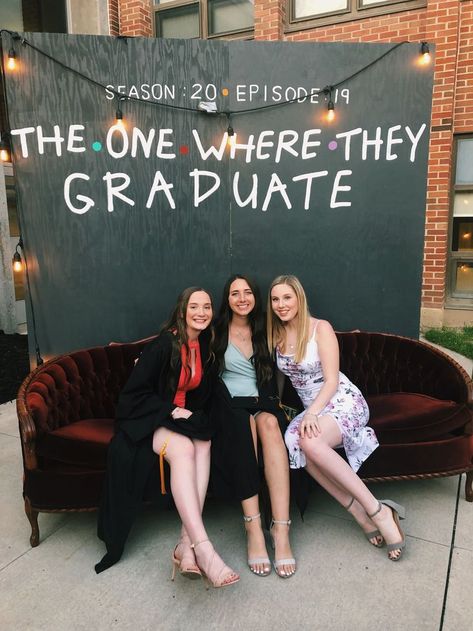 31 Best Graduation Party Ideas For A Day Of Unforgettable Fun Friends Backdrop Graduation, Friends Theme Photo Backdrop, Friends Photo Backdrop, School Alumni Ideas, Graduation Theme Party Ideas High School, Prom Theme Ideas High School, Friends Backdrop, Vsco Friends, Party Booth