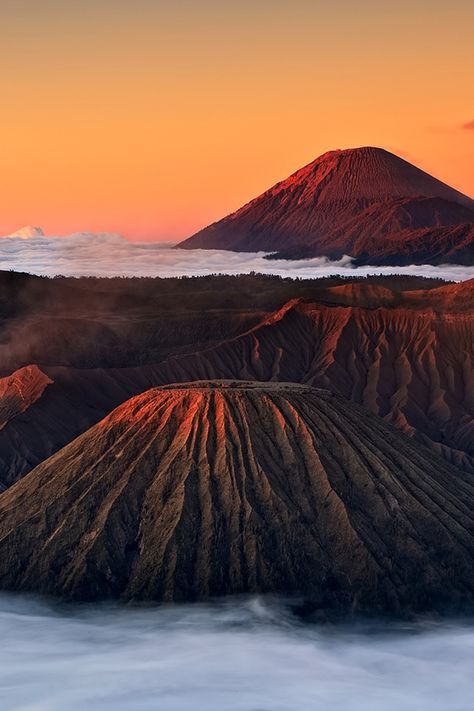 Mount Bromo, Mountain Aesthetic, Indonesian Art, East Java, Best Sunset, Alam Yang Indah, Semarang, Mount Rainier, Volcano