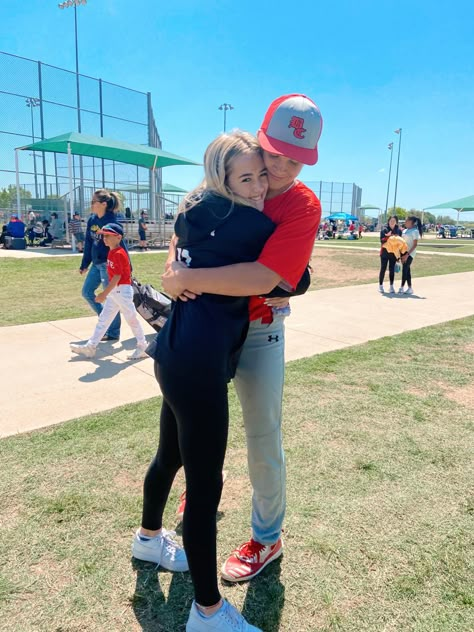 Cute Aesthetic Couple Pics Baseball, Cute Pics To Take With Your Bf, Baseball Bf And Gf Pics, Football And Volleyball Couple, Bf And Gf Poses Photo Ideas, Cute Sports Couples, Baseball Couple Aesthetic, Cute Baseball Couples, Baseball Couple Goals