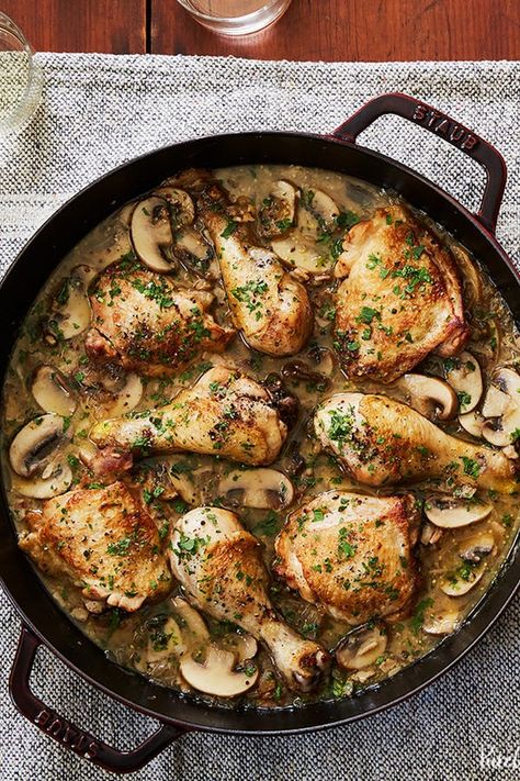 French Dinner Recipes, Fall Chicken Recipes, Easy Sunday Dinner, Coq Au Vin Recipe, Easy French Recipes, Dutch Oven Chicken, French Dinner, Chicken And Mushrooms, Oven Chicken Recipes