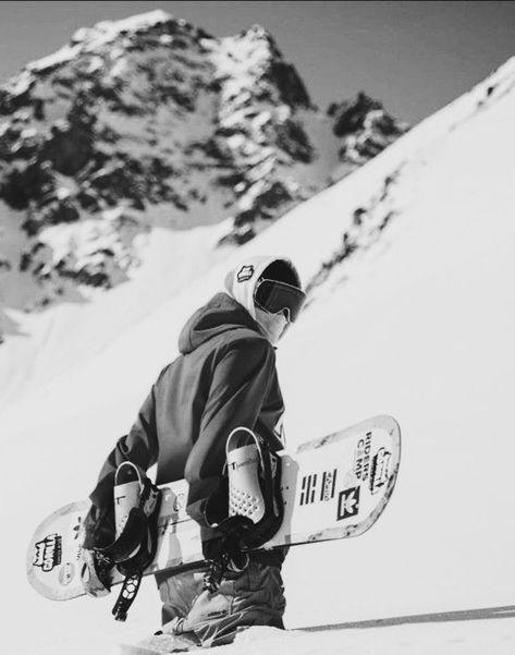 X Games Snowboarding, Ski Vibes Aesthetic, Snowboarding Portrait, Aesthetic Snowboarding Pictures, Snowboarding Aesthetic Men, Snowboard Photo Ideas, Snowboard Poses, Snowboarding Poses, Japan Snowboarding