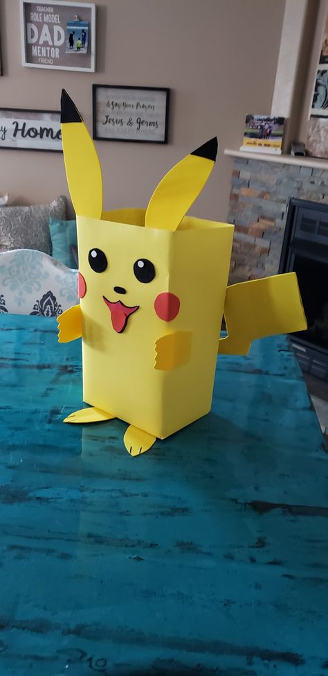 Pikachu Box Diy, Lion King Valentine Box Ideas, Pikachu Valentine Box Ideas, Super Mario Valentine Boxes, Pikachu Valentines Boxes, Pokemon Valentine Box Ideas, Pikachu Surprise, Surprise Pikachu, Pikachu Valentines