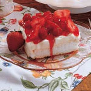 Berries On A Cloud, Berry Shortcake, Cheesecake Squares, Square Recipes, Cherry Cheesecake, Elegant Desserts, Cherry Pie Filling, Favorite Desserts, Sans Gluten