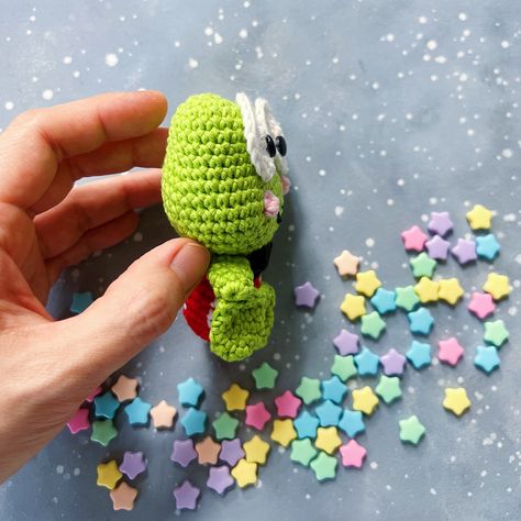 Keroppi Crochet Pattern, Keroppi Crochet, Hello Kitty Crochet, Red Yarn, Classroom Theme, Pink Yarn, Department Stores, Crochet Keychain, Crochet Stuff