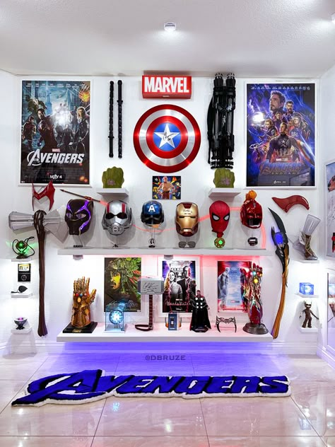 Marvel display / collection wall. Marvel Office Decor, Marvel Gaming Room, Marvel Collection Display, Marvel Living Room, Marvel House Decor, Aesthetic Marvel Room Decor, Action Figure Display Ideas, Marvel Display, Marvel Props