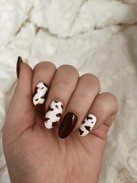 super cute brown cowprint nails Nails Brown Cow Print, Brown Western Nails, Brown Cowprint Nails, Brown Cow Print Nails, Country Acrylic Nails, Cowboy Nails, Western Nails, Boho Nails, Country Nails