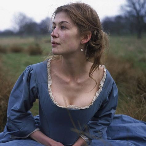 Rosamund Pike - Photoshoot by Rachel Lum (2004). Follow @endless_kaos for more! Rosemund Pike, Black Sisters, The Libertines, Rosamund Pike, Gone Girl, Historical Dresses, Historical Romance, Period Dramas, Pride And Prejudice