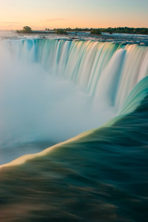 Niagara falls what a beautiful scene and a wonder of the world. This would be a great place to put on  the bucket list. Niagra Falls Usa, Niagara Falls Photography, Nayagara Falls, Niagra Falls Ontario Canada, Canada Niagra Falls, Canada Niagara Falls, Niagara Canada, Canada Trip, Niagara Falls Ny