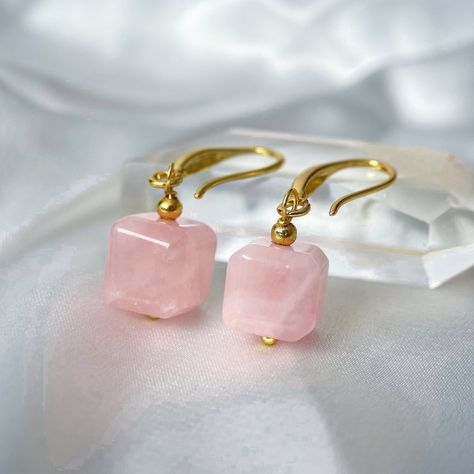 All earrings are handmade and designed by us. In our store you will find high quality jewelry and in a reasonable price. -Benefits of Crystals- All crystals in our store are natural and in high grade. Rose Quartz: Known as a healing crystal and the stone of unconditional love.  -Materials and Size- Hook: 18K Gold Filled/White Gold Filled, 18.6mm Length * 9.2mm Width Rose Quartz: 10*11mm *Please understand there are no two identical nature crystal, so each crystal will be slightly different from Dyi Earrings, Relationship Healing, Rose Quartz Jewelry, Rose Quartz Earrings, Layered Necklace Set, Earrings Bridesmaid, Minimalist Gifts, Protection Necklace, Wedding Jewelry Earrings