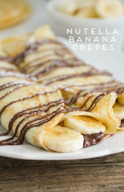 These nutella banana crepes are the perfect indulgent breakfast or dessert. Super easy to make and so delicious! Yummy Crepes, Perfect Crepes, Dinner Crepes, Banana Crepes, Nutella Crepes, Sweet Crepes, Banana Nutella, Savory Crepes, Nutella Recipes