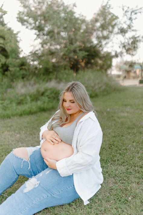 Plus Size Maternity Photos, Indoor Maternity Photos, Maternity Studio Photoshoot, Studio Maternity Photos, Plus Size Posing, Maternity Photography Poses Pregnancy Pics, Plus Size Maternity, Maternity Studio, Plus Size Baddie Outfits