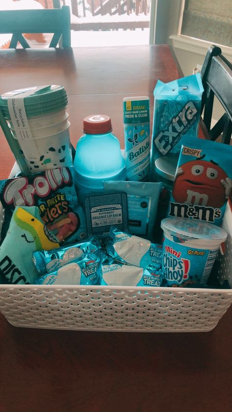 Favorite Color Basket Gift Ideas, Gift Baskets Ideas For Friends, Cute Gift Baskets For Best Friend Blue, Favorite Color Gift Basket, Pink And Blue Gift Basket Ideas, Colored Snack Baskets, One Color Basket Gift, Colorful Gift Basket Ideas, Gift Basket Ideas Blue Theme