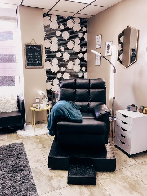 Lash Recliner Chair Set Up, Black And White Lash Room, Tech Room Ideas, Lash Tech Room, Lash Tech Room Ideas, Lash Suite, Lash Room Decor Ideas, Spa Room Ideas Estheticians, At Home Aesthetic