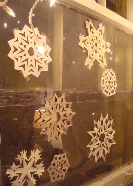 Paper Snowflake Window Display, Paper Snowflake Aesthetic, Paper Snowflakes In Window, Paper Snowflakes Aesthetic, Cut Paper Snowflakes, 2000s Christmas, Marathon Ideas, Hanging Snowflakes, Making Paper Snowflakes