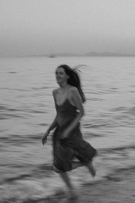 Nighttime Beach Photoshoot, Pr Photoshoot, Greece Photoshoot, Gloomy Beach, Freedom Aesthetic, Greece Pics, Beach Shooting, Dreamy Photoshoot, Night Shoot