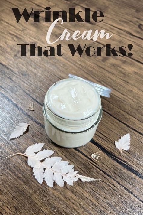 This homemade wrinkle cream is fantastic, it's perfect for tackling any ageing effects on the skin, it's very easy to make and considerably cheaper than store-bought anti wrinkle creams. Diy Wrinkle Cream Recipes, Anti Aging Cream Recipe, Diy Wrinkle Cream, Diy Face Cream, Facial Recipe, Diy Wrinkles, Homemade Wrinkle Cream, Diy Anti Aging, Beauty Tips And Tricks