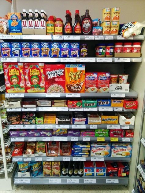 A user from the UK posted this photo on Reddit of the “American foods” section at his local food store. | Here's What The "American Food" Section Of A UK Grocery Store Looks Like American Snacks, Grocery Store Design, Salsa Picante, Food Cartoon, Junk Food Snacks, How To Make Sandwich, Marshmallow Fluff, Beef Jerky, American Food