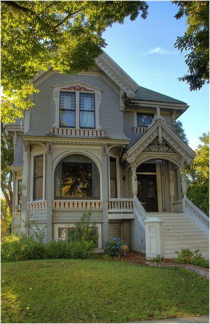 Victorian Houses Patio Farmhouse, Garage Organizer, Old Victorian House, Victorian Exterior, Makeover Kitchen, Old Victorian Homes, Shelves Bathroom, Victorian Style Homes, Organizer Kitchen