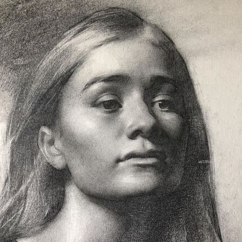 Stephen Bauman’s Instagram profile post: “This is a close up of my portrait of @oliviahosking and an even closer close up when you swipe to the next pic ✏️🤘 #classicalrealism…” Chiaroscuro Portrait, Charcoal Inspiration, Stephen Bauman, Portraits Reference, Painting Portraits, Classical Realism, Sketching Art, Portrait Drawings, Sketching Techniques