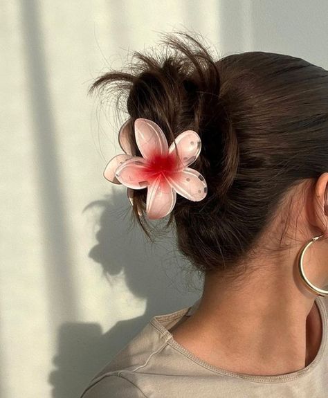 Hawaiian Flower Hair, Hawaiian Hairstyles, Preppy Hairstyles, Dunner Wordend Haar, Clip Hairstyles, 2024 Design, Favorite Hairstyles, Flower Clip, Floral Hair