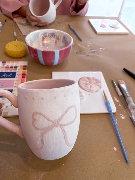 #painting #pink #mug Ceramic Pottery Mugs Design, Bow Mug Pottery, Pink Pottery Painting Ideas, Mug Painting Aesthetic, Color Me Mine Mug Ideas, Clay Mug Ideas Design, Painting Pottery Ideas Mugs, Easy Mug Painting Ideas, Drawing On Cups Ideas