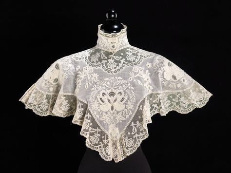 Victorian collar. I would wear this today. Gaun Abad Pertengahan, Victorian Collar, Victorian Clothing, Linens And Lace, Antique Clothing, Vestidos Vintage, Edwardian Fashion, Moda Vintage, Lace Collar