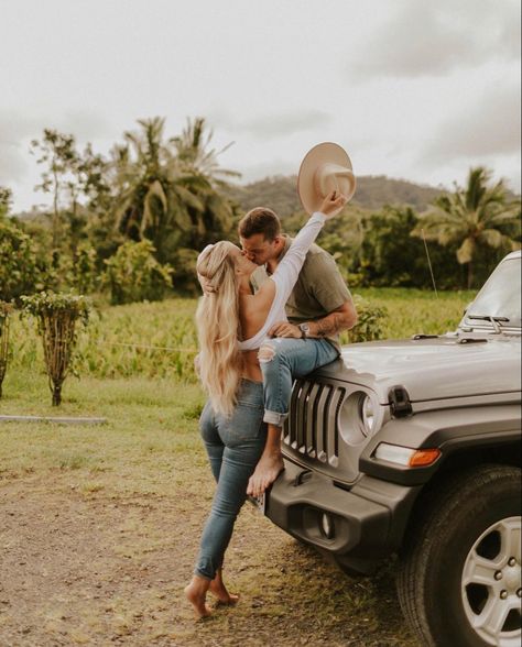 Engagement photos Jeep Engagement Photos, Jeep Engagement Pictures, Jeep Couple Pictures, Jeep Photoshoot, Couple Content, Engagement Board, Jeep Baby, Jeep Dogs, Jeep Photos