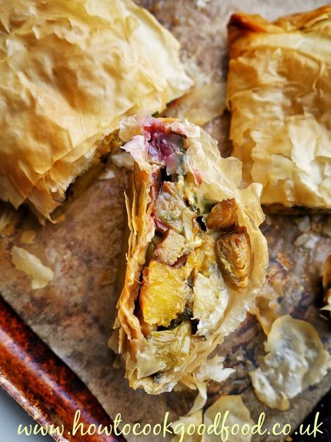 Christmas vegetable strudel Vegetarian Strudel, Christmas Vegetarian, Christmas Vegetable, Vegetable Strudel, Savoury Pie, Christmas Vegetables, Food Thoughts, Strudel Recipes, Lentil Loaf