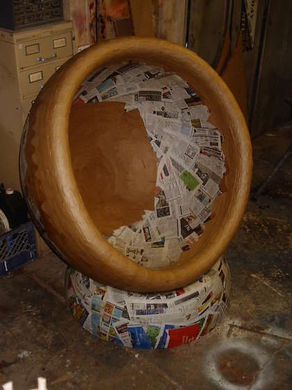 This is a man craft - making a cardboard half sphere chair! Cardboard Sphere Diy, Cardboard Chair, Cardboard Fireplace, Fantasy Craft, Cardboard Box Crafts, Cardboard Toys, Ball Chair, Trash Art, Cardboard Art