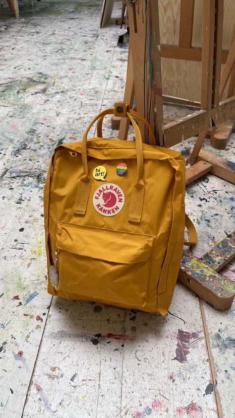 artsy aesthetic <3 #artsy #fjallraven #kankan #yellowaesthetic #yellowbackpack #artstudent Artsy Backpack, Fjallraven Kanken Aesthetic, Yellow Kanken, Yellow Backpack, Fjällräven Kånken, Aesthetic Backpack, Artsy Aesthetic, Yellow Aesthetic, Dark Yellow