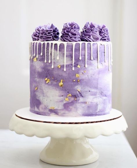 Purple Icing Cake, Small Purple Cake, Purple Cake Simple, Light Purple Birthday Cake, Purple Birthday Cake Aesthetic, Purple Cake Ideas Birthday Simple, Euphoria Birthday Cake, Shades Of Purple Cake, Light Purple Cake