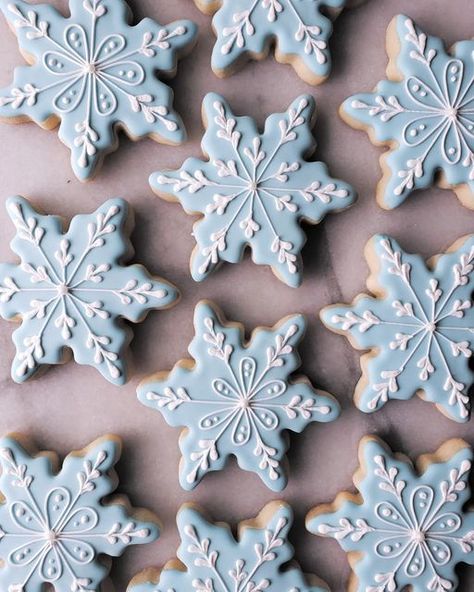 Gingerbread Cookies Snowflakes, Snowflake Gender Reveal Cookies, Winter Frosted Cookies, Frozen Cookies Decorated Royal Icing, White Decorated Christmas Cookies, Snow Flake Sugar Cookie, Christmas Cookies Decorated Ideas Simple, Star Shaped Christmas Cookies, Winter Baby Shower Cookies For Boy