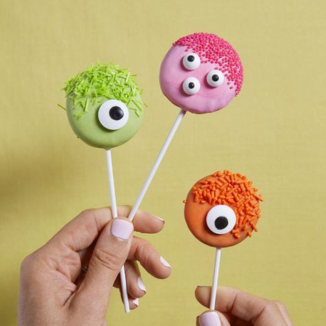 Play with Your Food: Halloween Cookie Pops | Hallmark Ideas & Inspiration Halloween Oreo Pops, Halloween Pops, Halloween Pop Up Cards, Monster Cake Pops, Oreo Cake Pops, Oreo Cookie Pops, Halloween Oreos, Halloween Care Packages, Pumpkin Patch Party