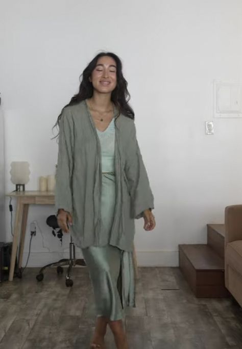 Monochromatic Boho Outfit, Yoga Festival Outfit, Earthy Minimalist Fashion, Ethereal Everyday Outfit, Modest Yoga Outfit, Earthy Feminine Aesthetic, Hitomi Mochizuki Outfits, Elven Beauty, Italy Lookbook