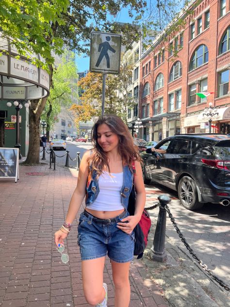 Low Waist Shorts Outfit, Athlete Instagram, Style Denim Vest, Cargo Shorts Outfit, Street Style Denim, Vest Denim, Bralet Tops, Girl Vibe, Cowboy Girl