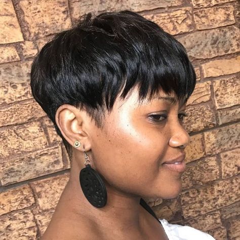 50 Short Hairstyles for Black Women to Steal Everyone's Attention Tapered Pixie, Short Hairstyles For Black Women, Short Weave Hairstyles, Black Hair Short Cuts, Easy Curls, Short Black Hair, Dunner Wordend Haar, Short Black Hairstyles, Hairstyles For Black Women