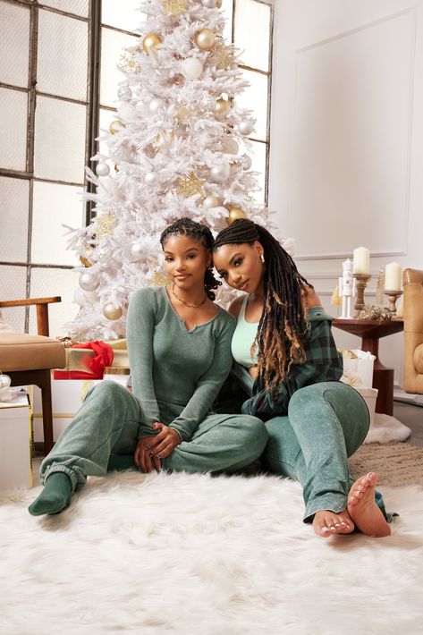 Chloe X Halle Aesthetic, Chloe And Halle Bailey, Chloe Halle, Chloe And Halle, Winter Loungewear, Sisters Goals, Favorite Sibling, Chloe Bailey, Chloe X Halle