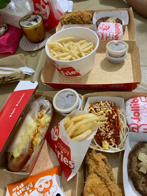 Mcdo With Friends, Jollibee Prank Picture, Jollibee Aesthetic, Jollibee Food, Food Pranks, Pregnancy Kit, Friends Drinking, Smore Recipes, Crispy Fry