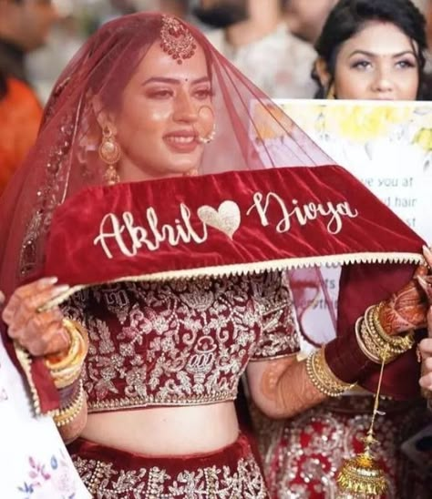 Dulhan Dupatta Indian Bridal, Nikkah Dupatta Ideas, Dulhan Dupatta, Nikah Dupatta, Bride Entry, Bride Photos Poses, Bridal Dupatta, Bridal Gift Wrapping Ideas, Bridal Pictures