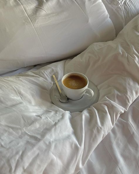 Coffee Lattes, Coffee In Bed, Minimal Photography, Best Beans, Cream Aesthetic, Neutral Aesthetic, Coffee Aesthetic, Aesthetic Coffee, Fresh Coffee