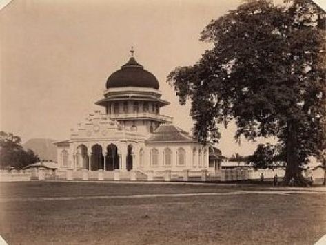 Sejak dahulu Aceh dikenal sebagai wilayah menjunjung tinggi nilai-nilai keislaman. Foto: Masjid Raya Baiturrahman zaman Kolonial Belanda Tempo Doeloe, Grayscale Image, Dutch East Indies, Banda Aceh, East Indies, Colonial Architecture, Grand Mosque, Future City, Traditional Architecture